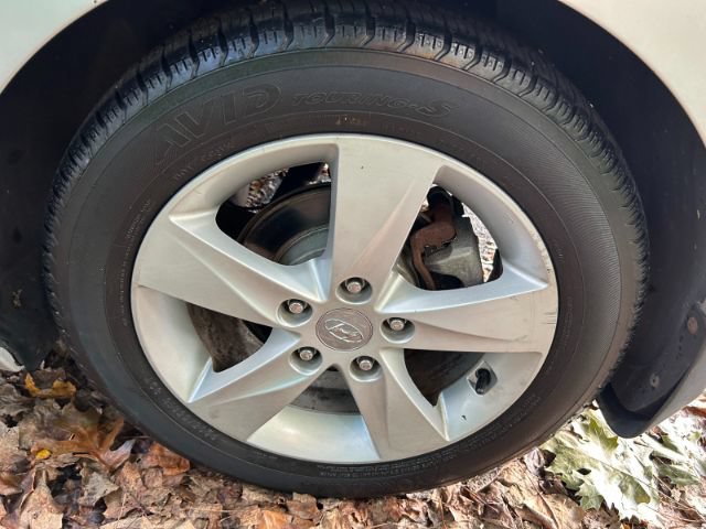 Used 2013 Hyundai Elantra GLS w/ Preferred Pkg FWD image 32