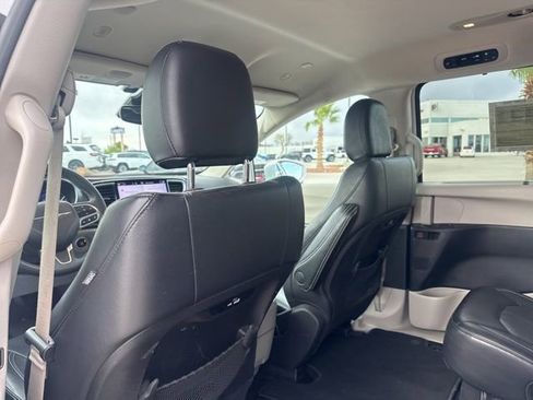 Certified 2022 Chrysler Pacifica Touring-L FWD image 11