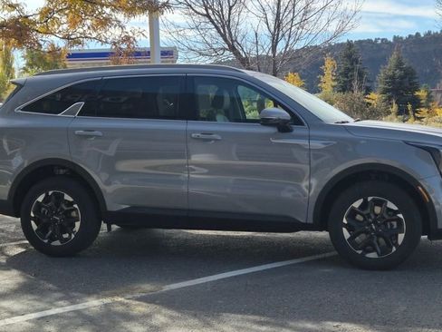 New 2025 Kia Sorento S image 6