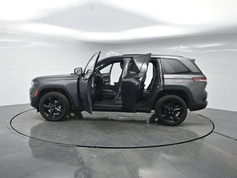 Used 2022 Jeep Grand Cherokee Altitude AWD/4WD image 47