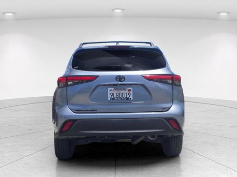 Used 2021 Toyota Highlander LE FWD image 4