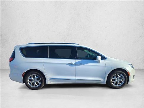 Used 2020 Chrysler Pacifica Touring-L w/ Tire & Wheel Group image 4