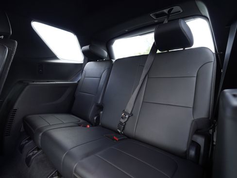 Used 2023 Chevrolet Traverse LT FWD image 11