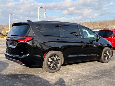 New 2026 Chrysler Pacifica Select AWD/4WD image 4