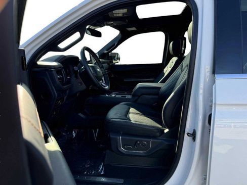 Used 2024 Ford Expedition Platinum image 19