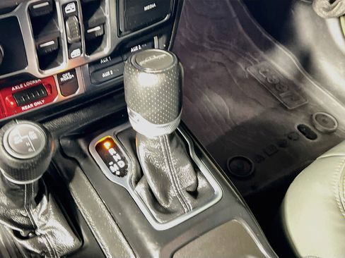 Used 2025 Jeep Gladiator Mojave AWD/4WD image 24