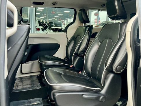 Used 2021 Chrysler Pacifica Limited w/ Uconnect Theater Family Group image 13