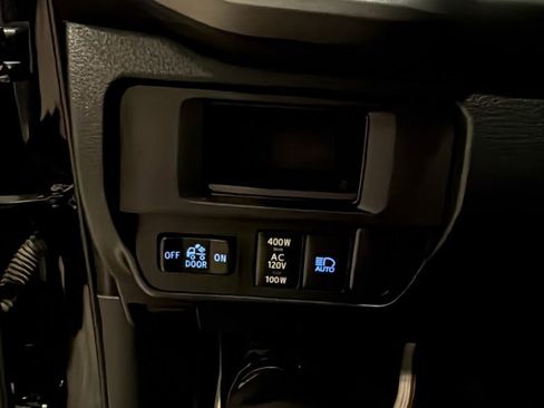 Used 2018 Toyota Tacoma TRD Sport AWD/4WD image 29