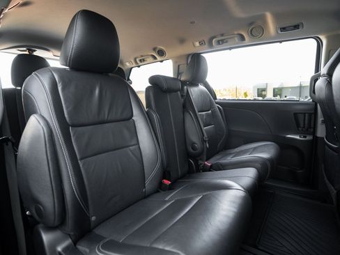 Used 2016 Toyota Sienna SE Premium image 30