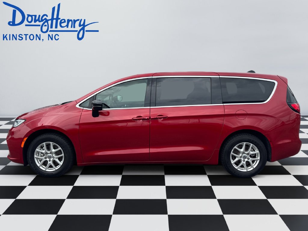 Used 2025 Chrysler Pacifica Select FWD image 2