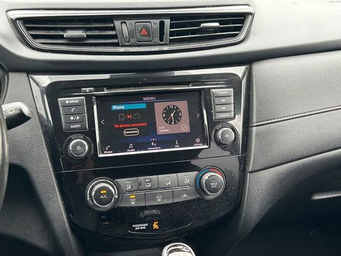 Used 2019 Nissan Rogue S w/ Special Edition Package FWD image 19