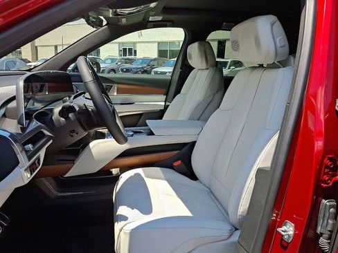 New 2026 Cadillac Vistiq Premium Luxury w/ LPO, Floor Liner Package AWD/4WD image 8