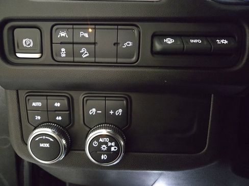 Used 2021 GMC Yukon XL AT4 w/ Technology Package image 28