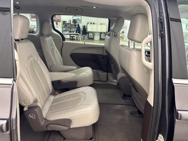 Used 2020 Chrysler Pacifica Touring-L w/ Advanced Safetytec Group FWD image 14