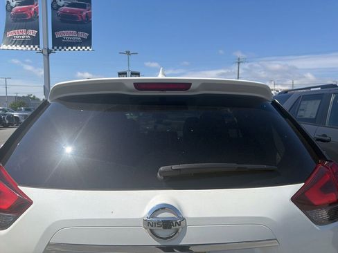 Used 2017 Nissan Rogue SV w/ SV Premium Package FWD image 17