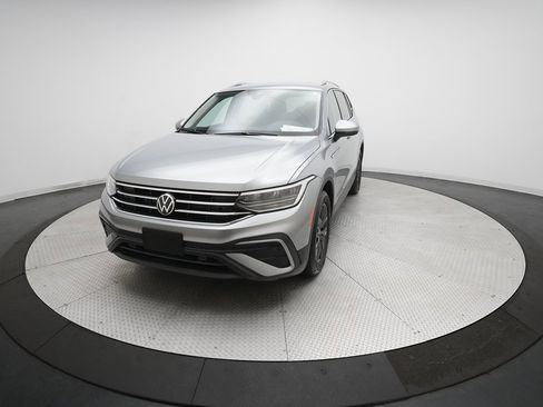 Used 2024 Volkswagen Tiguan SE image 34
