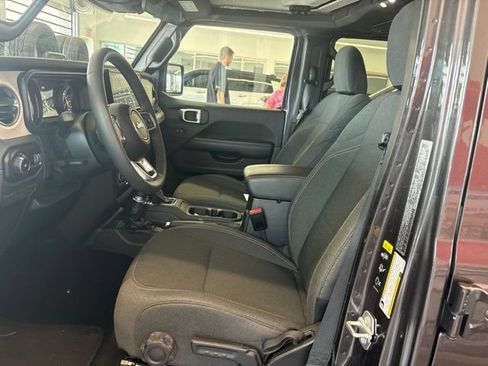 Used 2025 Jeep Wrangler Unlimited Sahara AWD/4WD image 18