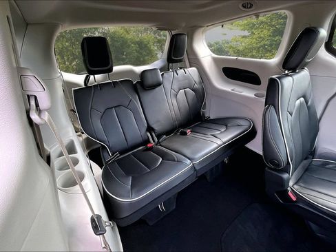 Used 2023 Chrysler Pacifica Limited FWD image 28