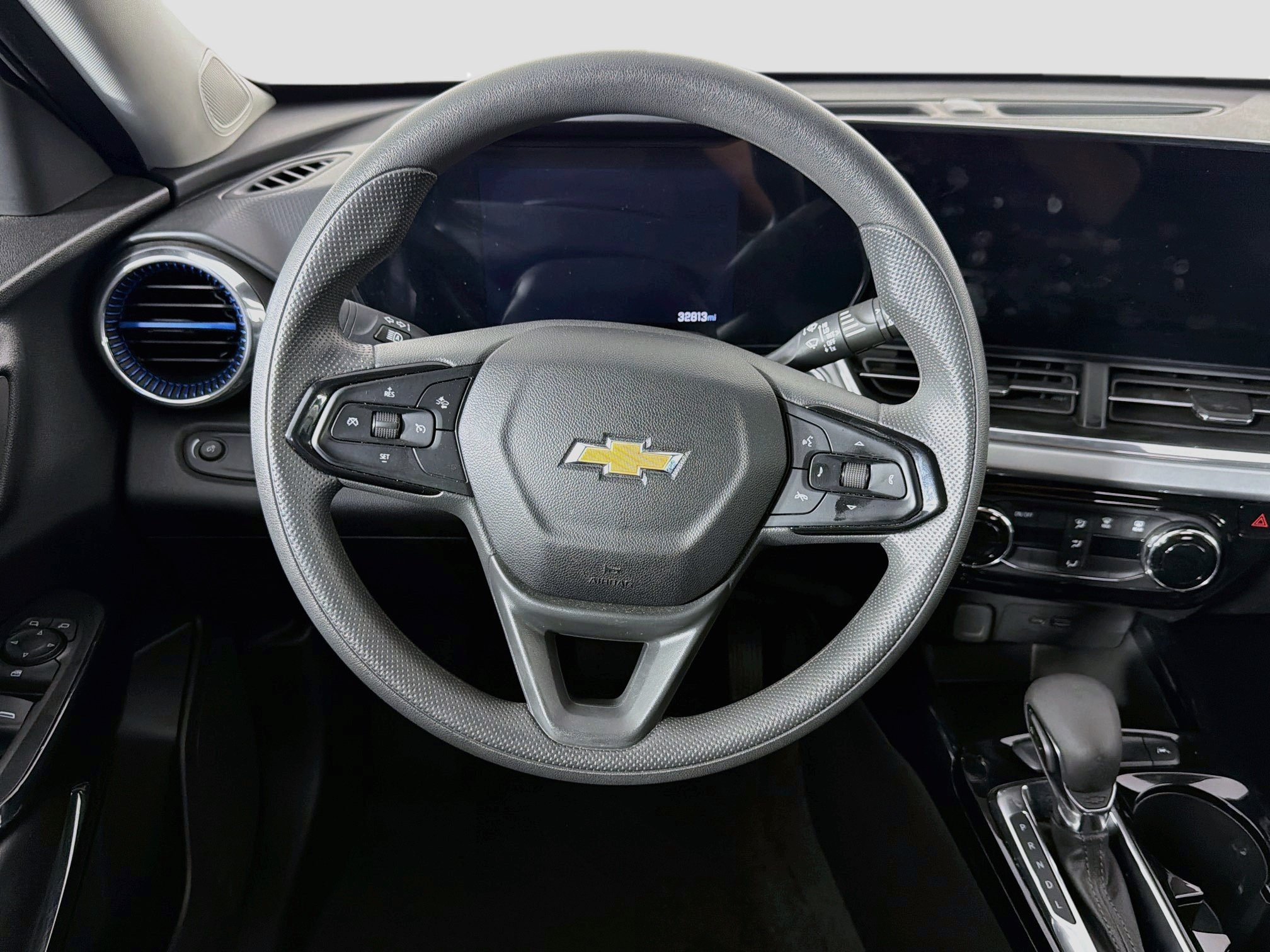 Used 2025 Chevrolet Trax LT FWD image 17