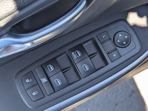 Used 2019 Jeep Cherokee Latitude w/ Popular Appearance Group AWD/4WD image 25