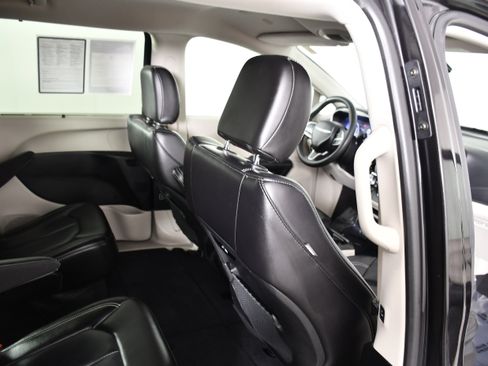 Used 2023 Chrysler Pacifica Touring-L image 43