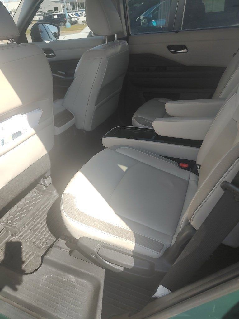 Used 2022 Nissan Pathfinder SL w/ SL Premium Package FWD image 6