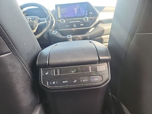 Used 2023 Toyota Highlander Platinum image 18