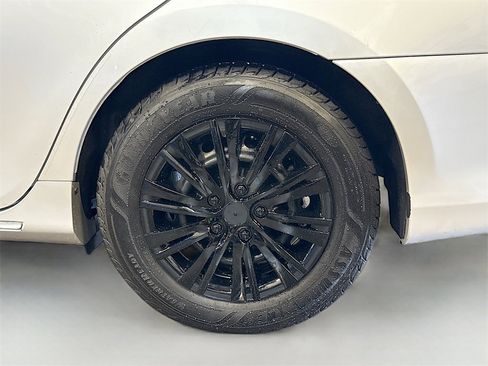 Used 2013 Toyota Camry LE image 29