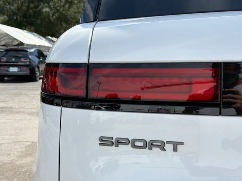 Used 2025 Land Rover Range Rover Sport SE AWD/4WD image 10