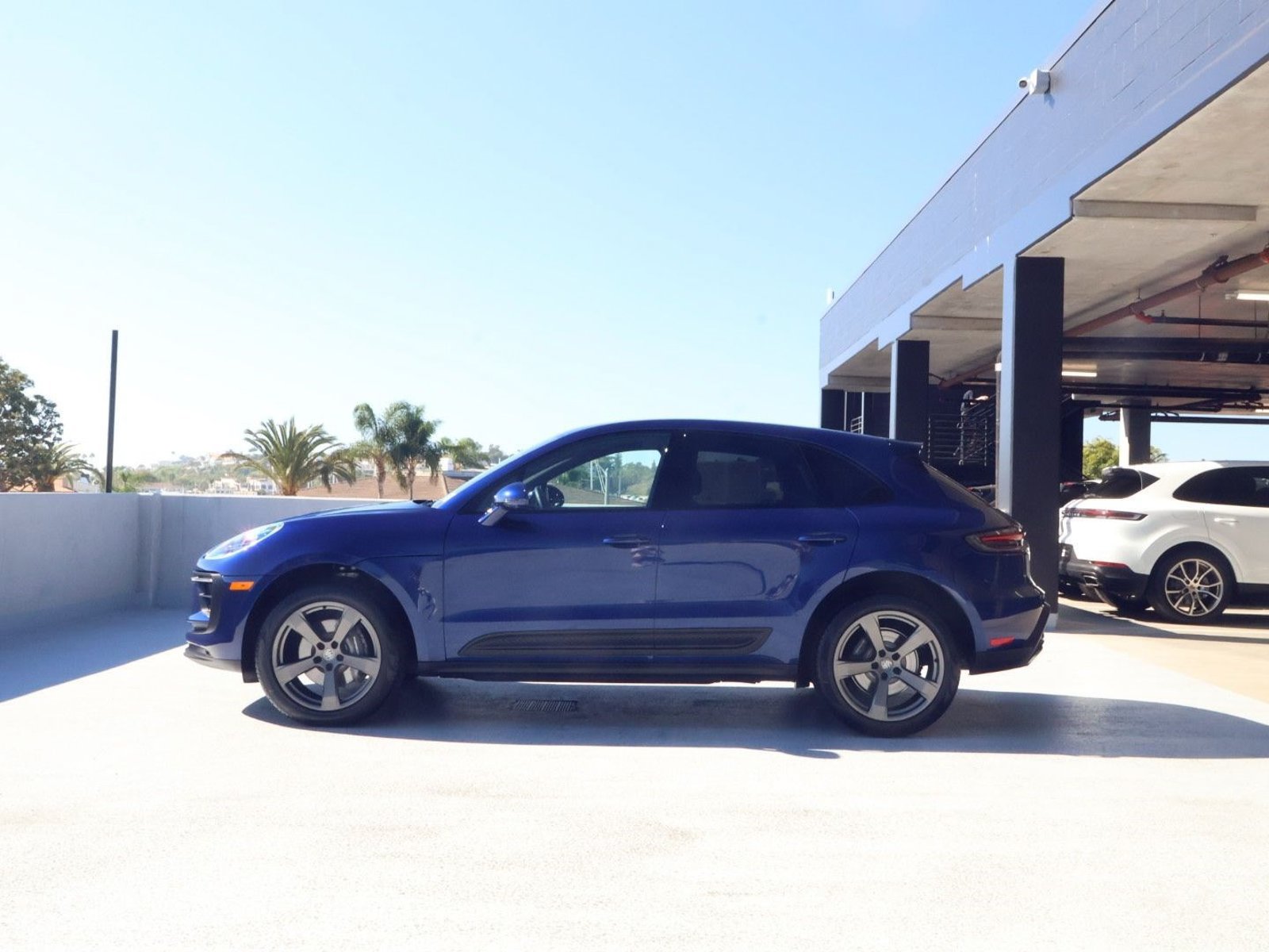Certified 2025 Porsche Macan AWD/4WD image 2