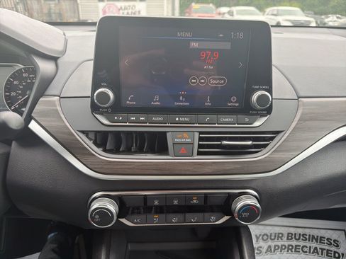 Used 2025 Nissan Altima 2.5 SV FWD image 11