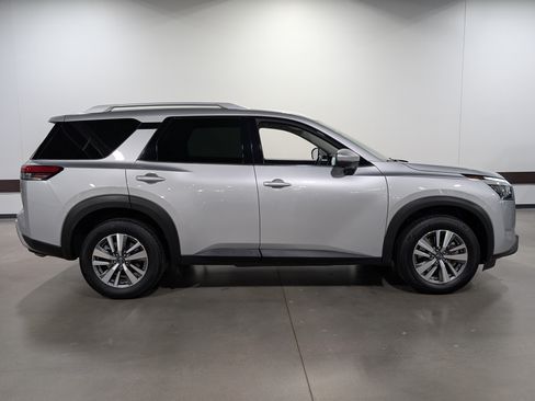 Used 2025 Nissan Pathfinder SL AWD/4WD image 8