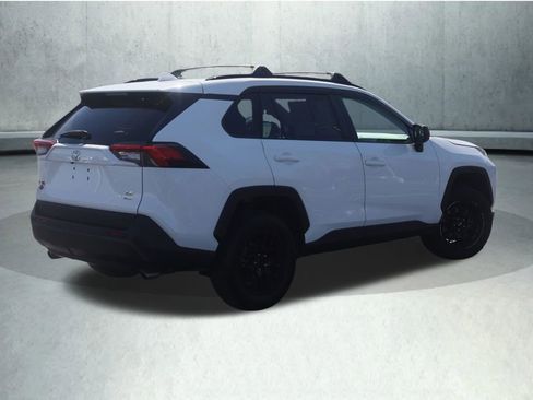 Used 2021 Toyota RAV4 LE AWD/4WD image 10