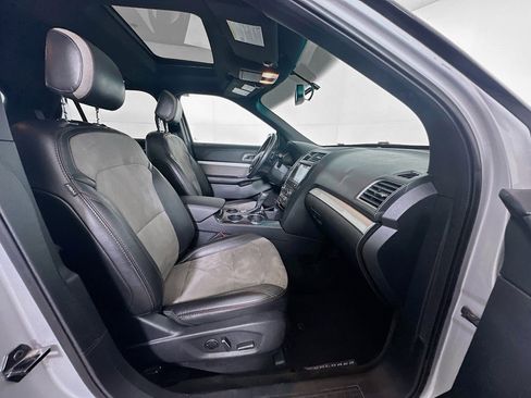 Used 2017 Ford Explorer XLT w/ Equipment Group 202A image 33
