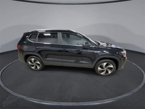 Used 2023 Volkswagen Taos SE w/ Panoramic Sunroof Package image 9