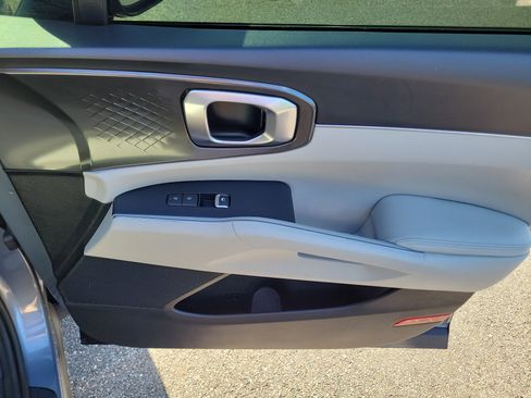 Certified 2025 Kia Sorento S w/ Panoramic Sunroof Package FWD image 10