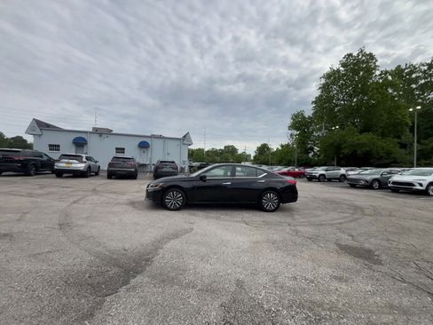 Used 2025 Nissan Altima 2.5 SV FWD image 14