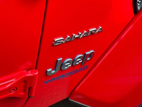 Used 2021 Jeep Wrangler Unlimited Sahara w/ Cold Weather Group AWD/4WD image 6