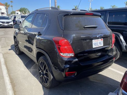 Used 2022 Chevrolet Trax LT w/ Midnight Edition AWD/4WD image 2