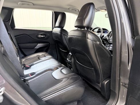 Used 2019 Jeep Cherokee Latitude Plus w/ Comfort/Convenience Group FWD image 29