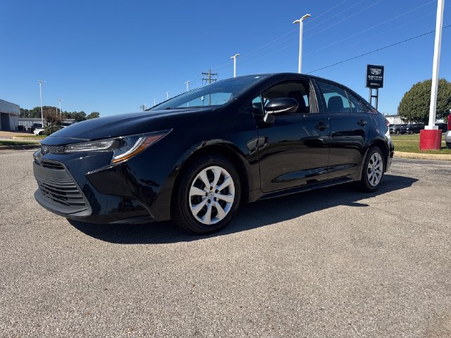 Used 2025 Toyota Corolla LE FWD image 2
