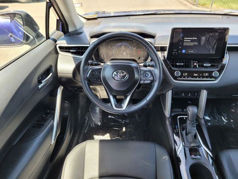 Used 2025 Toyota Corolla Cross XLE FWD image 18