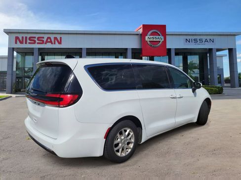 Used 2023 Chrysler Pacifica Touring-L FWD image 2