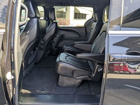 Used 2025 Chrysler Pacifica Select FWD image 23