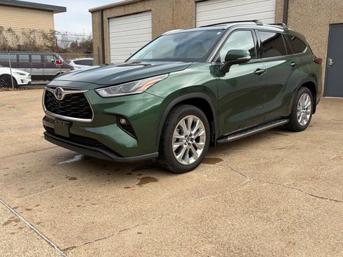 Used 2024 Toyota Highlander Limited image 1