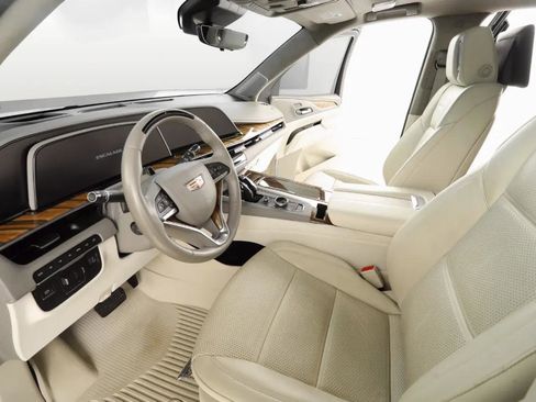 Used 2023 Cadillac Escalade Sport Platinum w/ LPO, ONYX Package AWD/4WD image 12