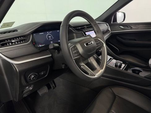Used 2025 Jeep Grand Cherokee Limited w/ Luxury Tech Group II image 23
