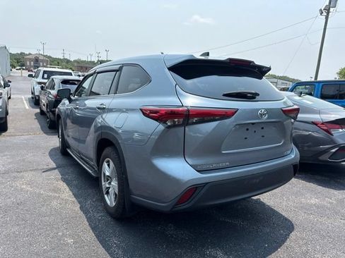Used 2023 Toyota Highlander LE AWD/4WD image 3