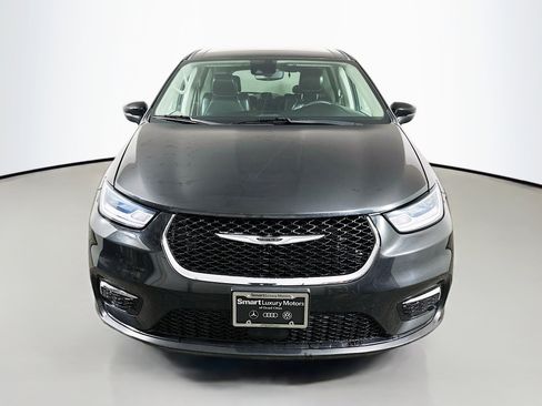 Used 2023 Chrysler Pacifica Touring-L FWD image 2