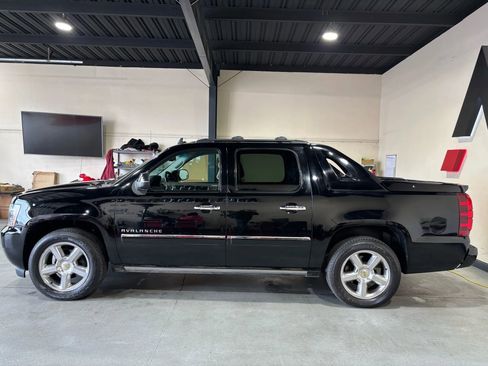 Used 2013 Chevrolet Avalanche LTZ image 6